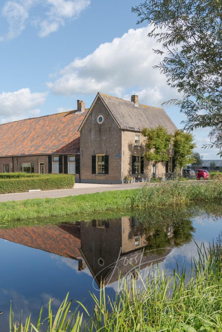 Dorpsbeeld met boerderij in Brandwijk