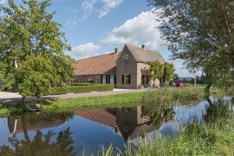 Dorpsbeeld met boerderij in Brandwijk