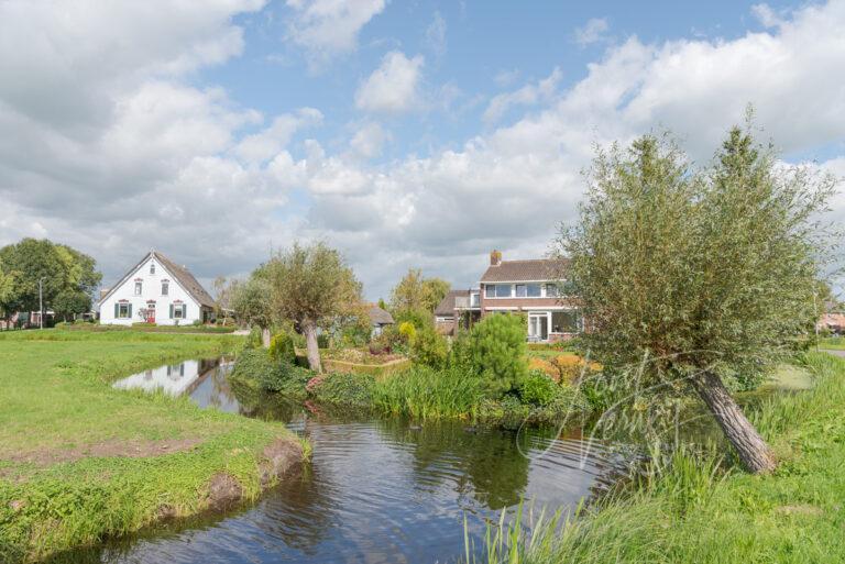 Poldergezicht met sloot en boerderij