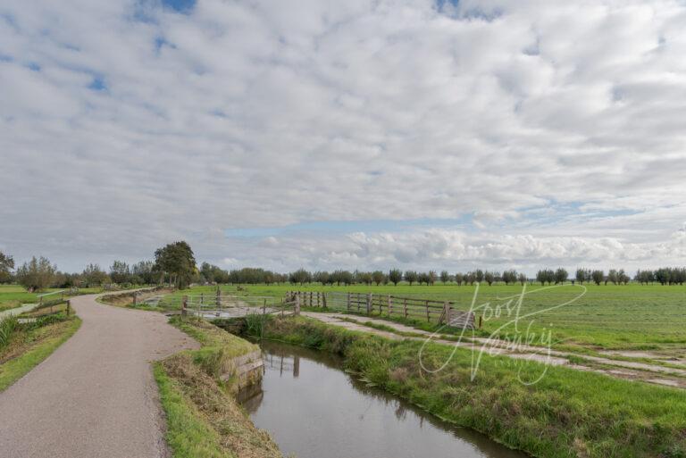 Tiendweg in polderlandschap