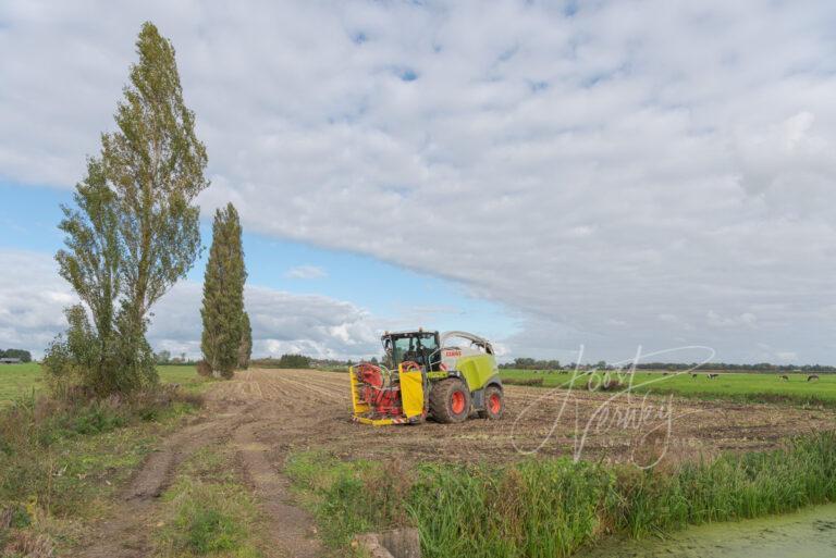 Landbouwmachine op akker