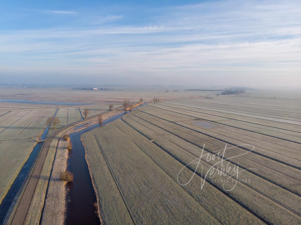Luchtfoto bevroren polderlandschap