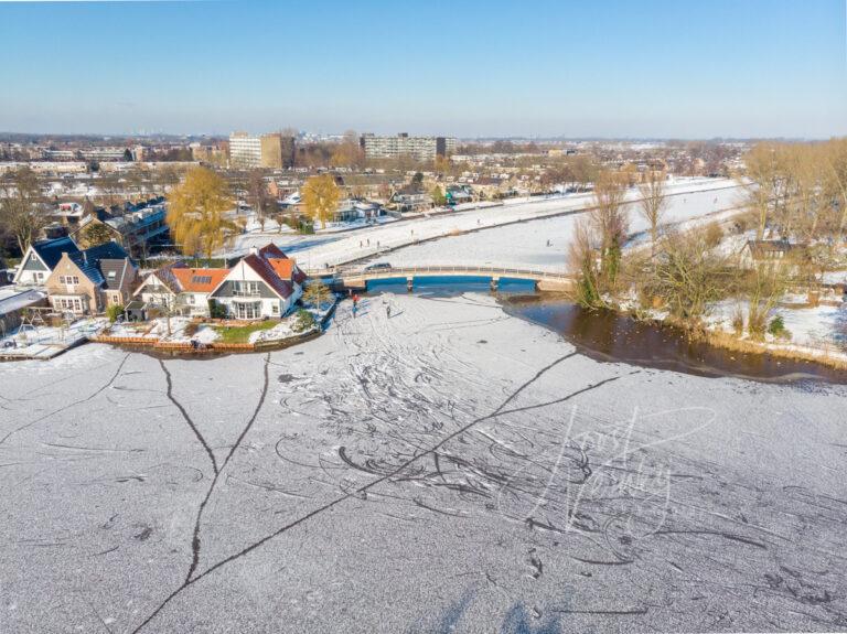 Luchtfoto schaatsen op natuurijs