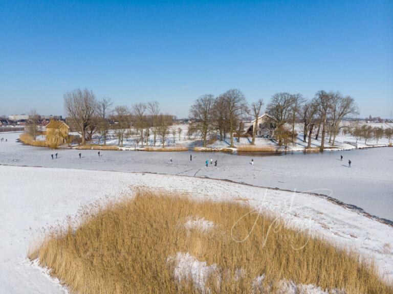 Luchtfoto schaatsplezier op natuurijs