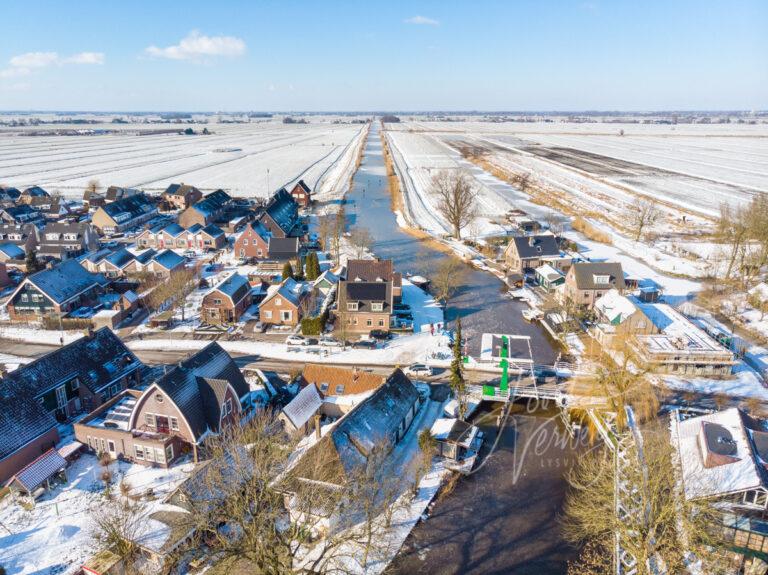 Luchtfoto brug bij Ottoland in winter landschap