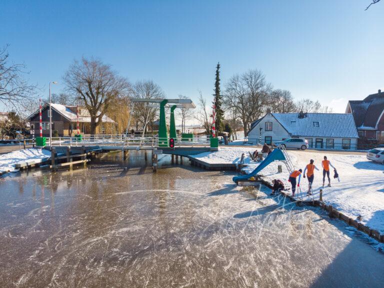 Luchtfoto van klunende schaatsers bij Ottoland