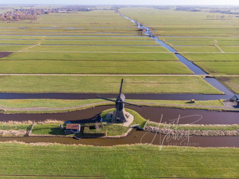 Luchtfoto Middelmolen in Molenaarsgraaf