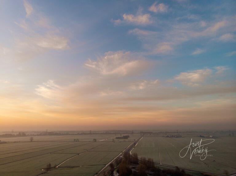 Luchtfoto zonsopkomst polder Alblasserwaard