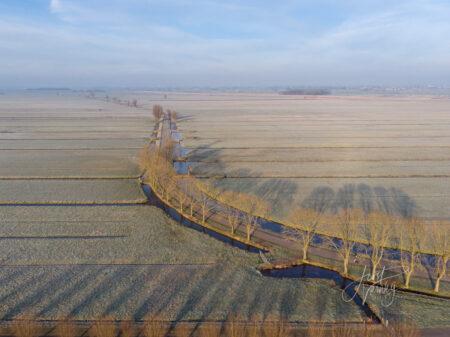 Luchtfoto bevroren polderlandschap