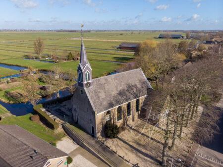 Luchtfoto kerk Hervormde Gemeente in Brandwijk