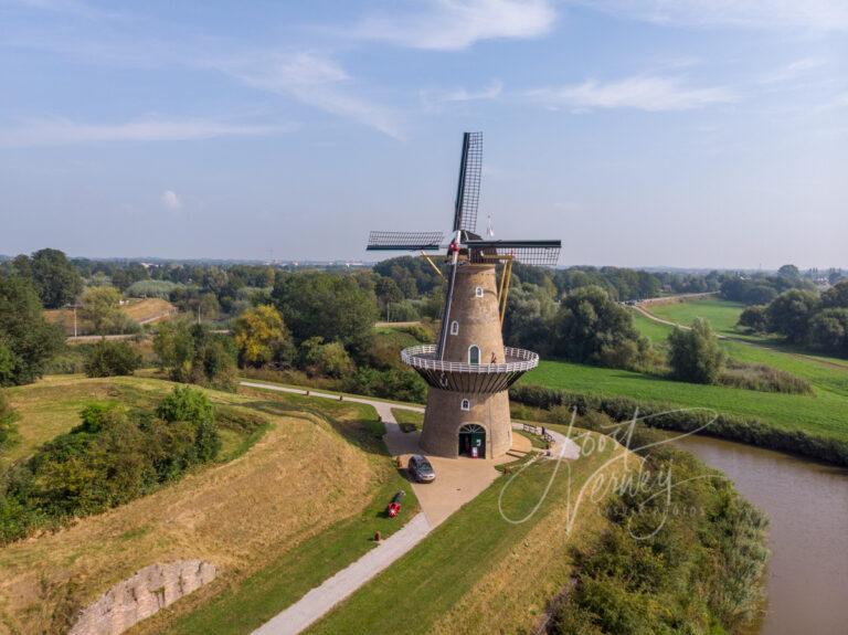 Luchtfoto korenmolen De Hoop in Gorinchem