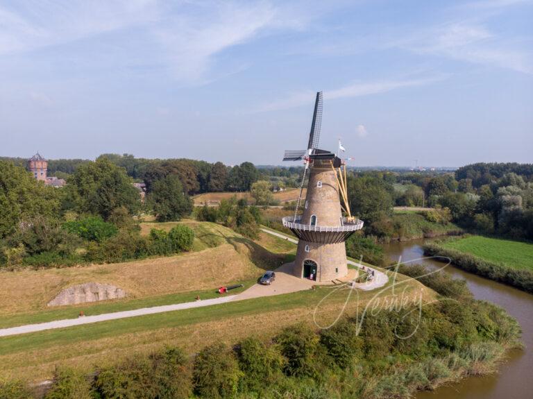 Luchtfoto korenmolen De Hoop in Gorinchem