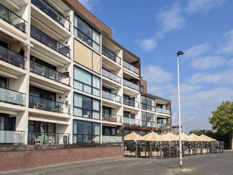 Appartementengebouw met terras van Willaerts