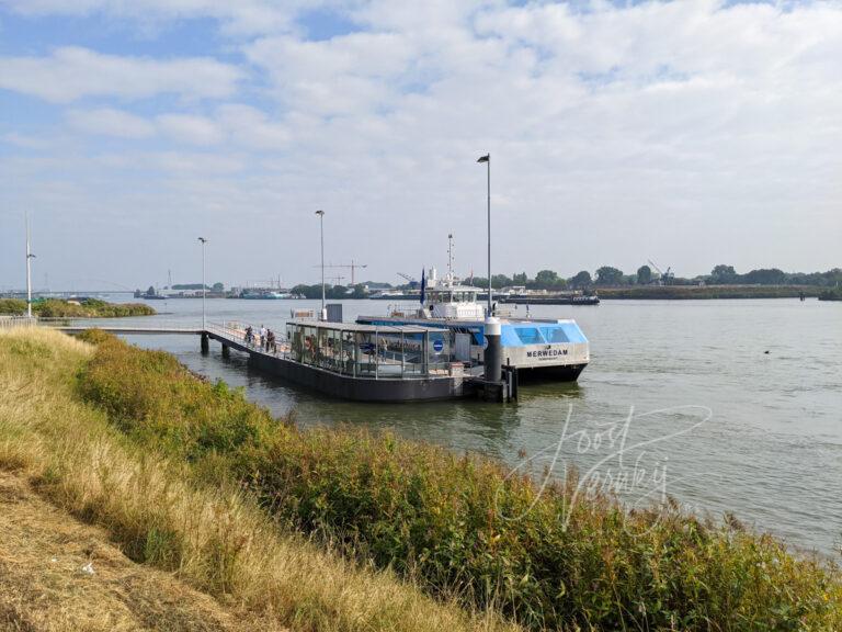 Waterbus meert aan op aanlegplaats