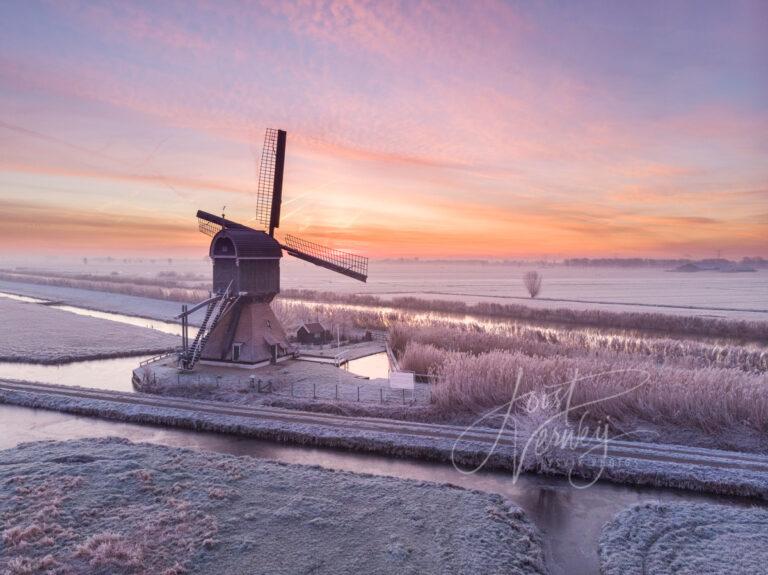 Luchtfoto Broekmolen in winters landschap