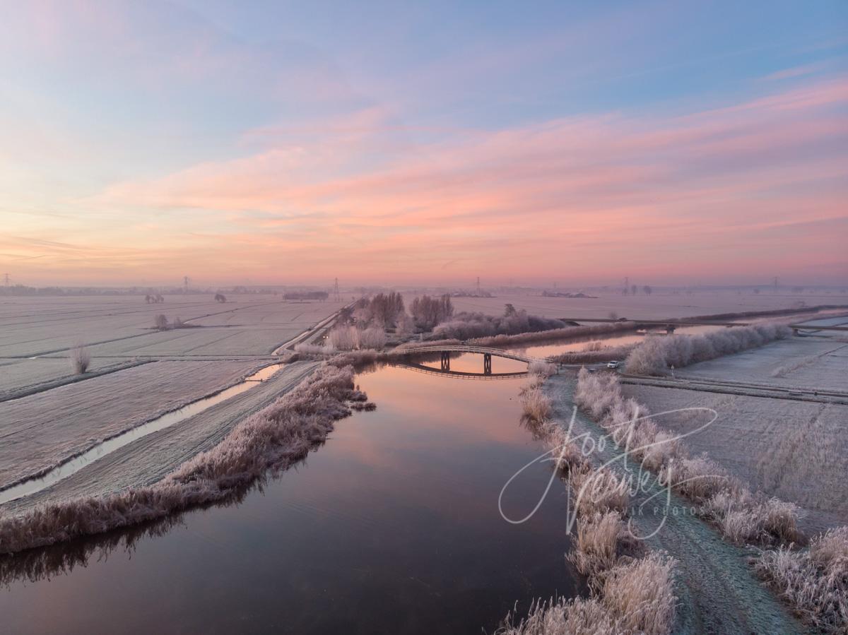 Luchtfoto Zijdebrug in winters landschap