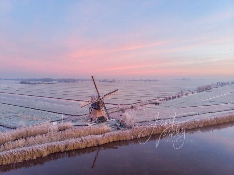 Luchtfoto Broekmolen in winters landschap