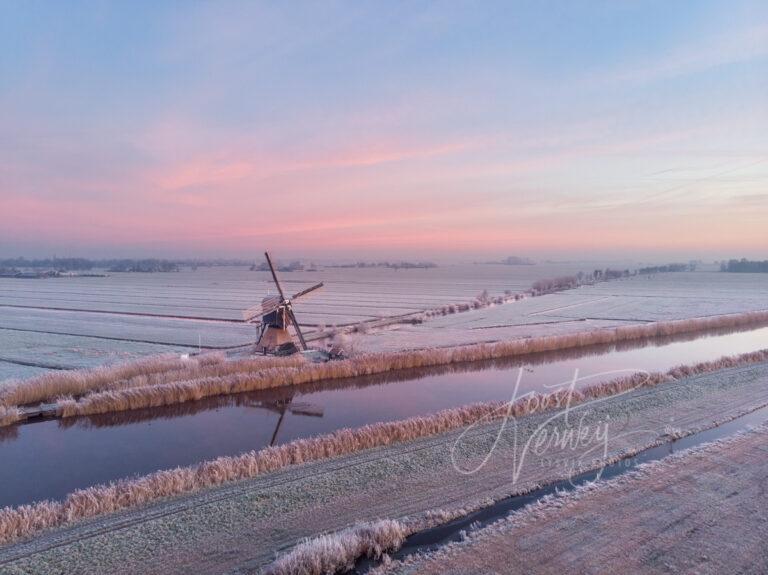 Luchtfoto Broekmolen in winters landschap