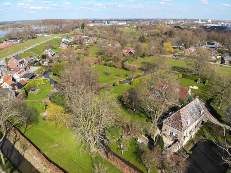 Luchtfoto bijgebouw bij voormalig slot Gelkenes D2203181150