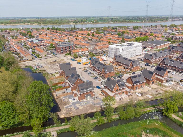 Luchtfoto dorp Nieuw-Lekkerland D2205041471