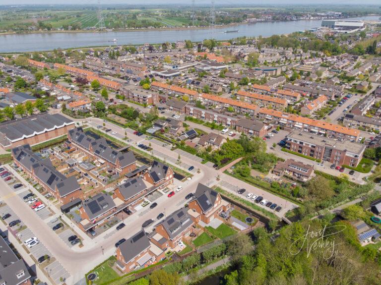 Luchtfoto dorp Nieuw-Lekkerland D2205041480