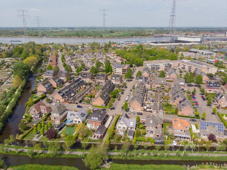 Luchtfoto dorp Nieuw-Lekkerland D2205041490