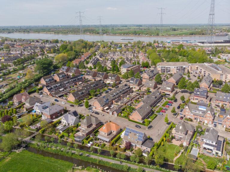 Luchtfoto dorp Nieuw-Lekkerland D2205041495