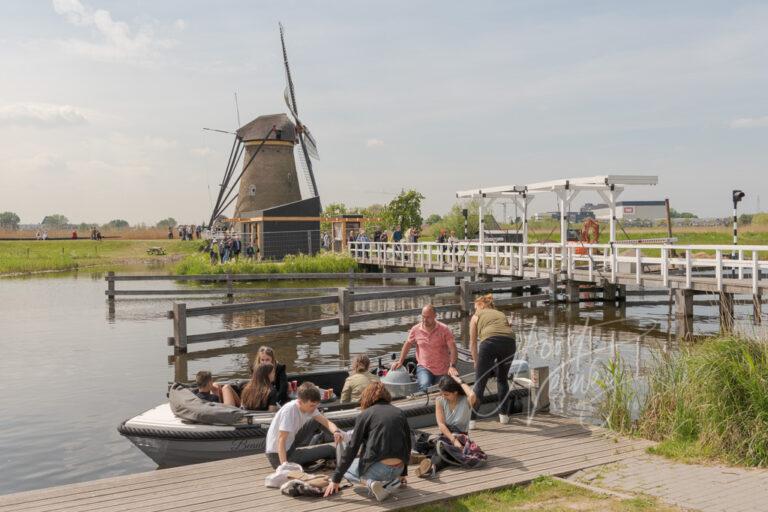 Toeristen bij de Kinderdijk D81013005