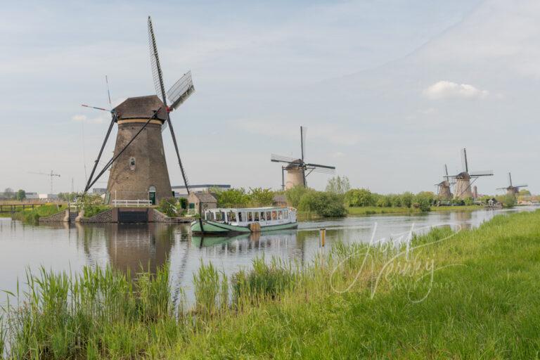 Rondvaartboot bij molens Kinderdijk D81013028