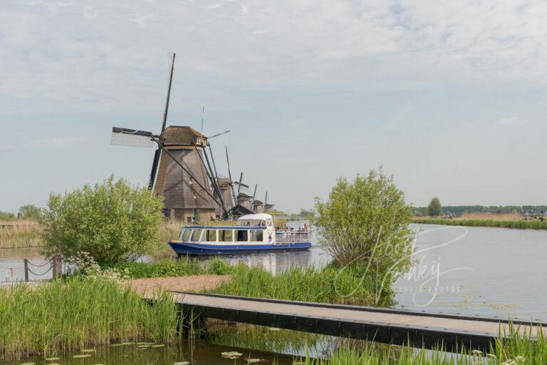 Rondvaartboot bij molens Kinderdijk D81013034