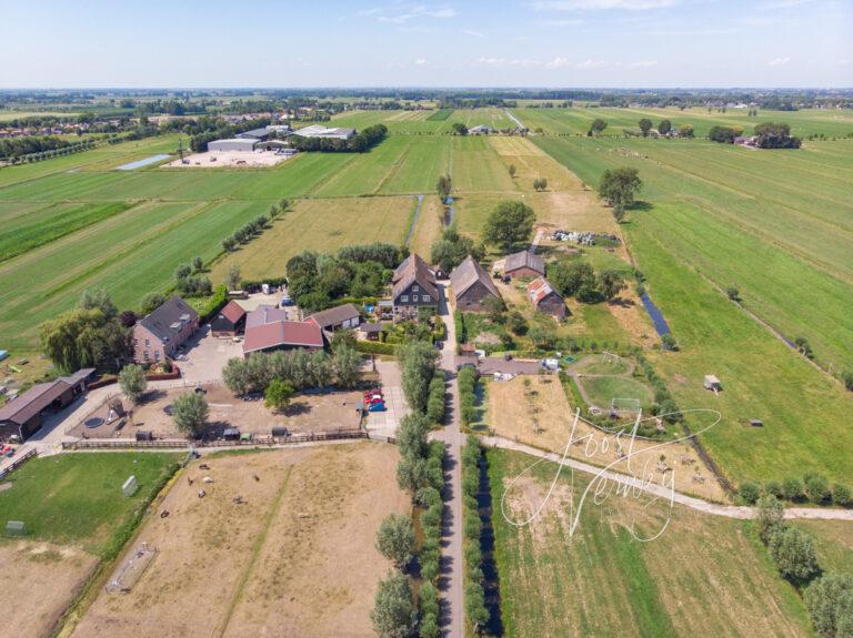 Luchtfoto boerderijen op Donk bij Minkeloos D2207301593