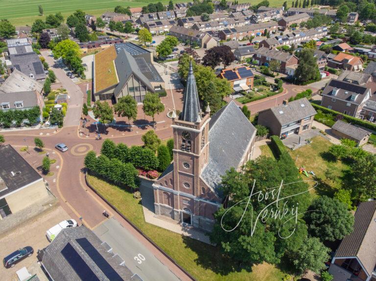 Luchtfoto kerk Hoogblokland D2207301601