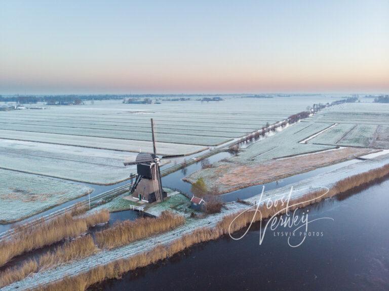 Luchtfoto Broekmolen in winters landschap D2212161689