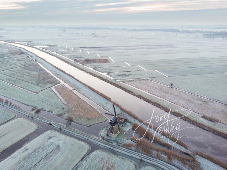 Luchtfoto Broekmolen in winters landschap D2212161694