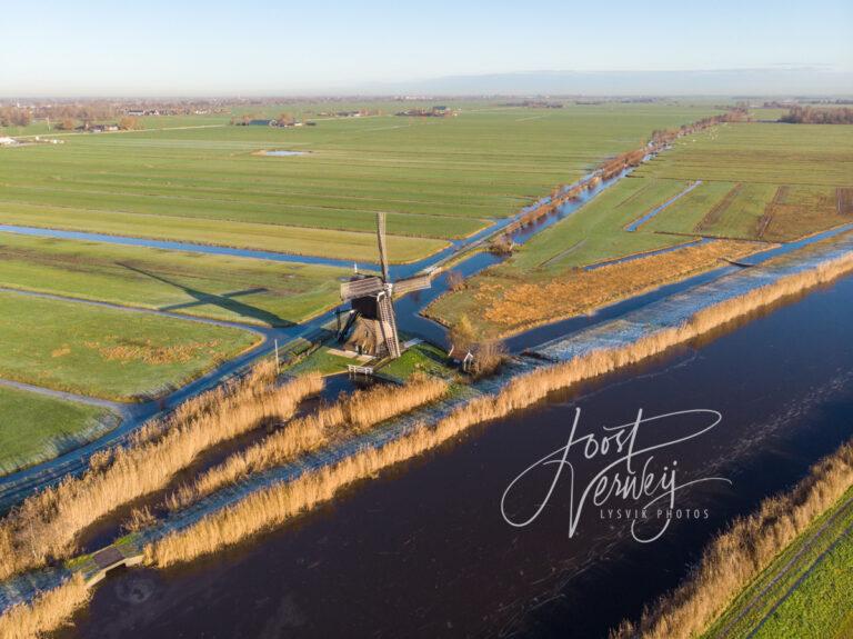 Luchtfoto Broekmolen bij bevroren boezem D2212161732