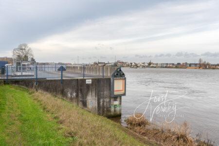 Uitlaat Elshoutsluis op rivier de Lek