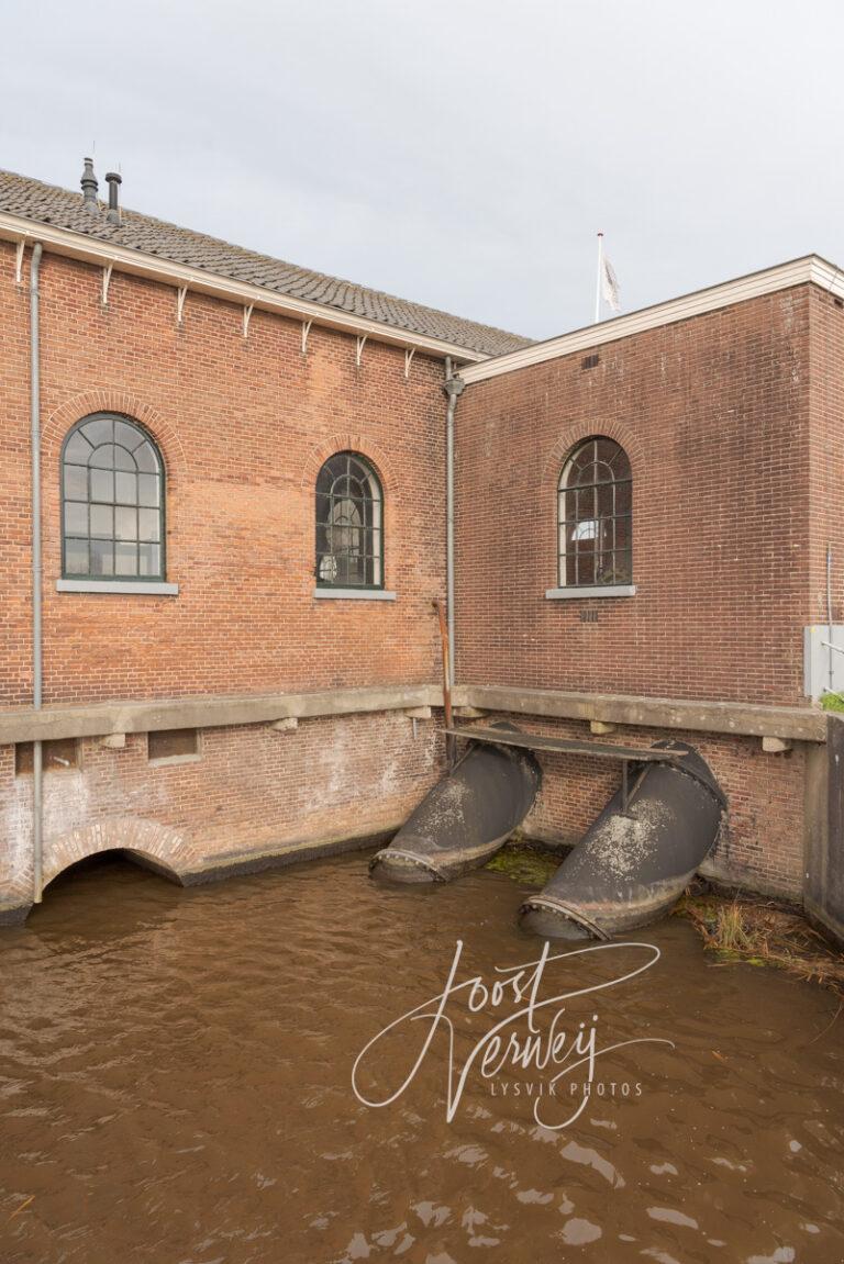 Buizen aan zijkant Wisboomgemaal