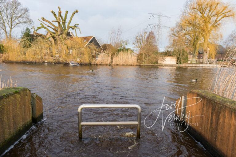 Uitlaat poldergemaal op riviertje de Alblas