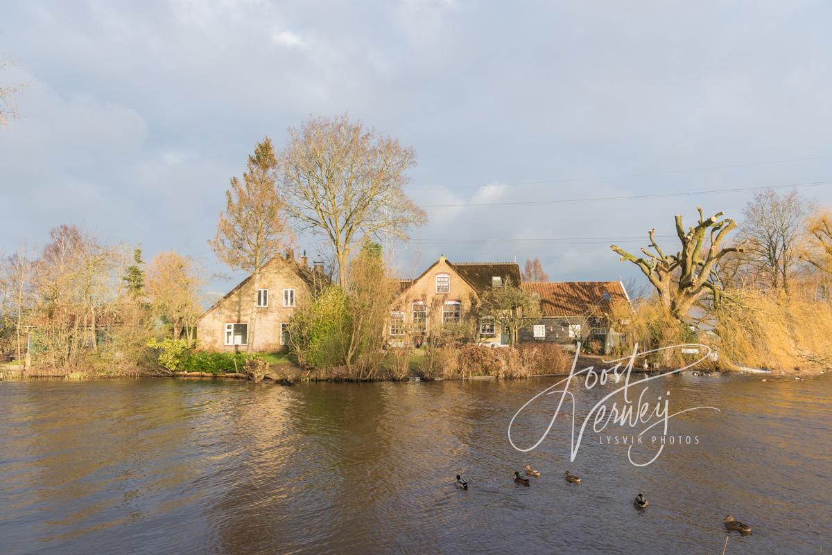 Boerderij in winters licht aan riviertje De Alblas