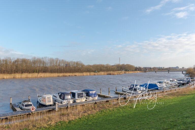 Pleziervaartuigen afgemeerd in het Kanaal van Steenenhoek