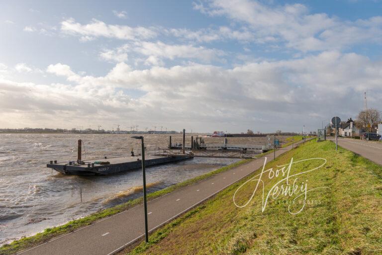 Ponton en steiger bij Boven Hardinxveld