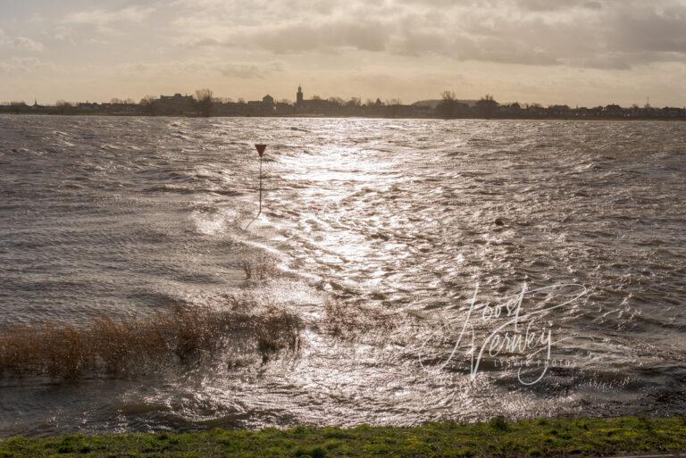 Golven door harde wind op de rivier de Boven Merwede