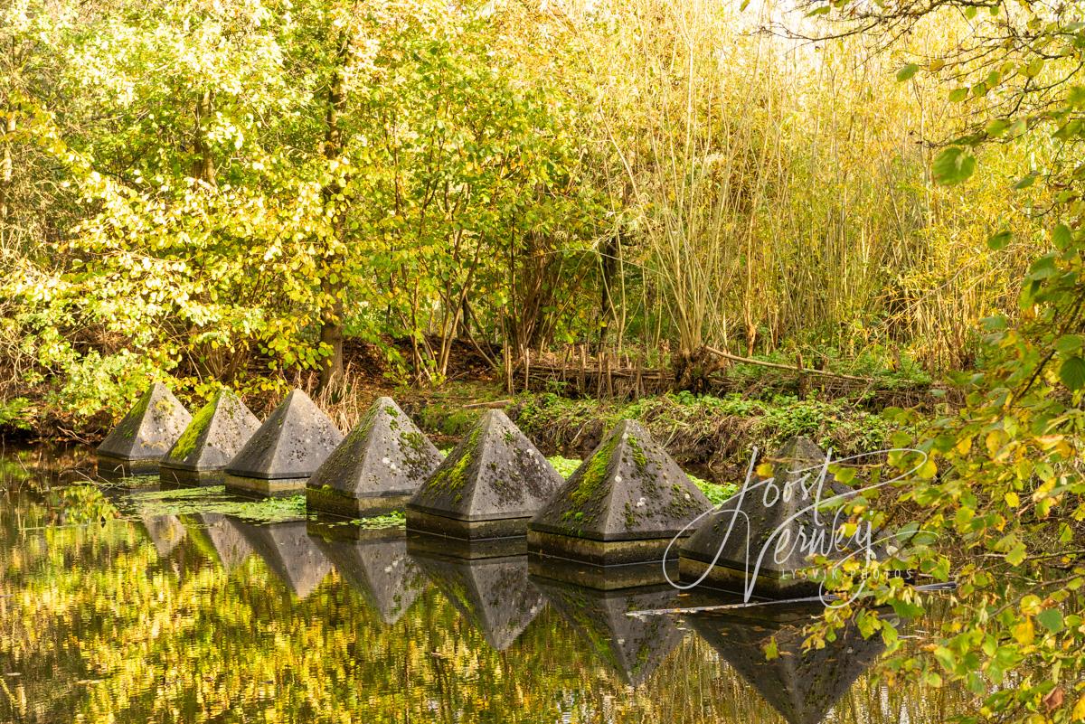Kunstwerk van betonnen piramides in Alblasserbos