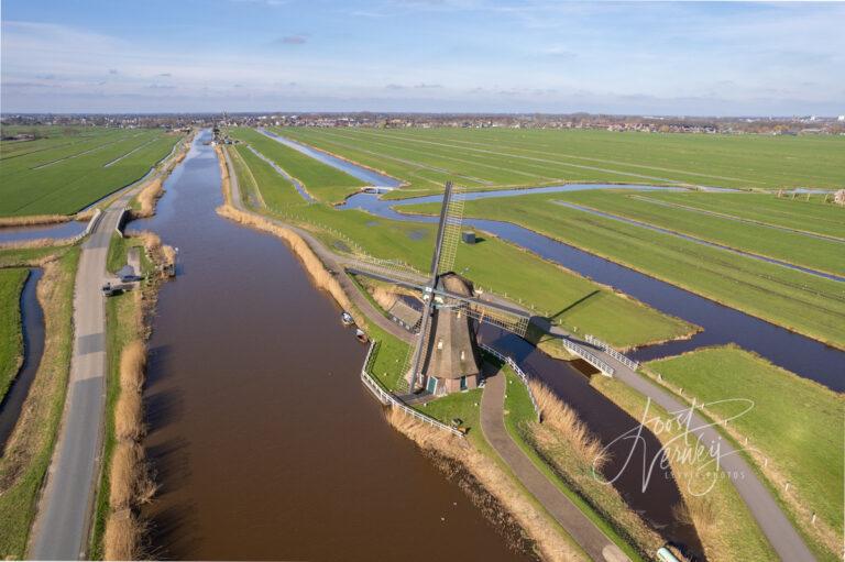 Luchtfoto Achtkante molen in Groot-Ammers