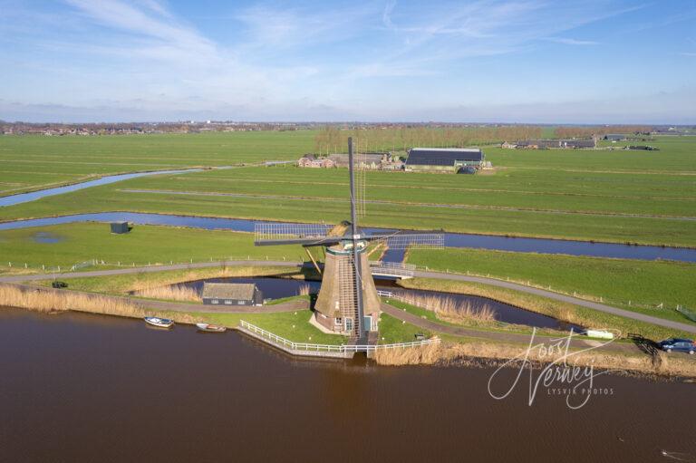 Luchtfoto Achtkante molen in Groot-Ammers