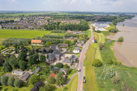Luchtfoto Lekdijk met Kerk Langerak