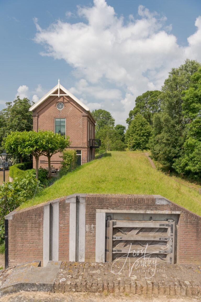 Waterkering met vloedplanken in stadswal Nieuwpoort