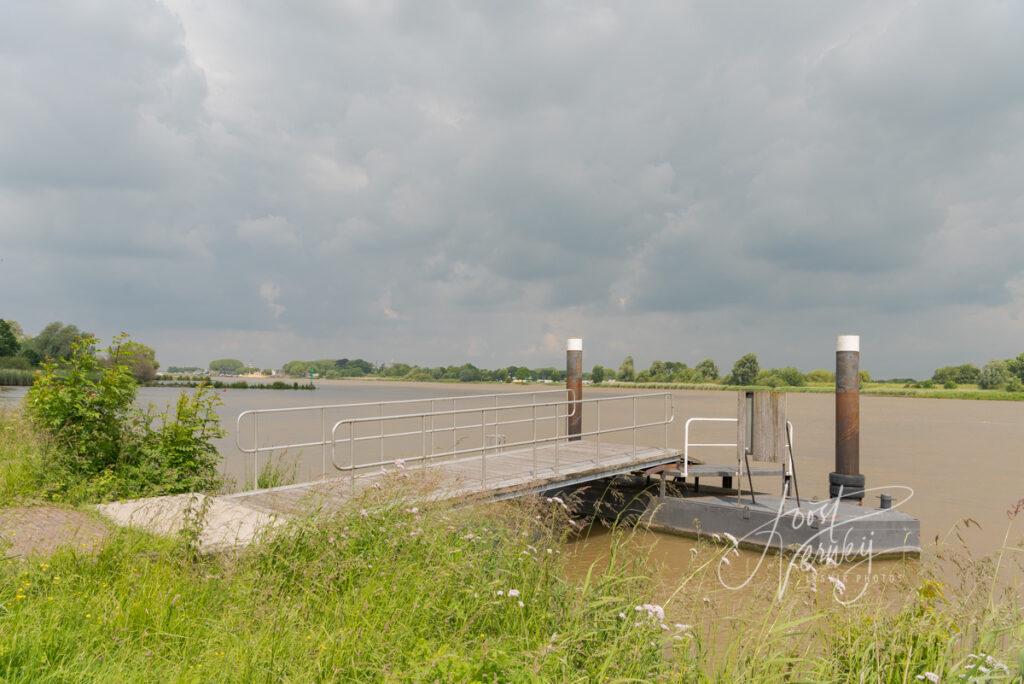 Aanlegsteiger bij rivier de Lek