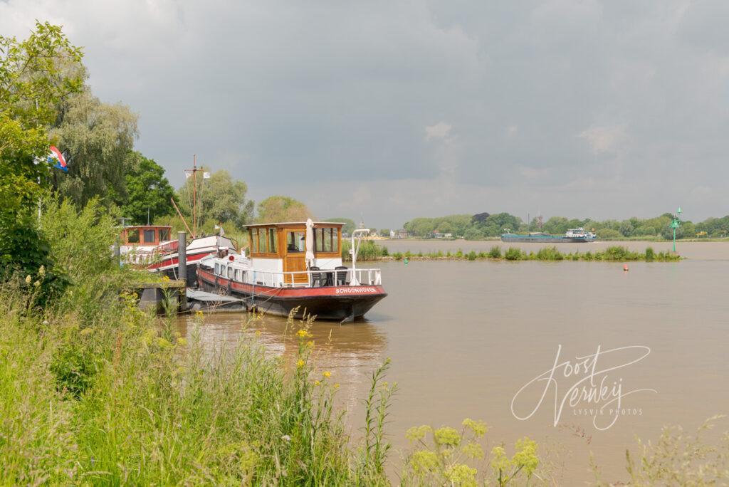 Boot afgemeerd aan kade