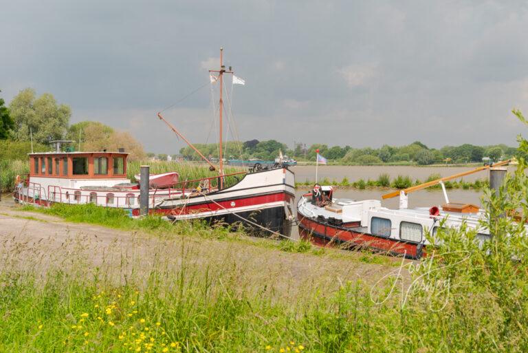 Boten afgemeerd aan kade Nieuwpoort